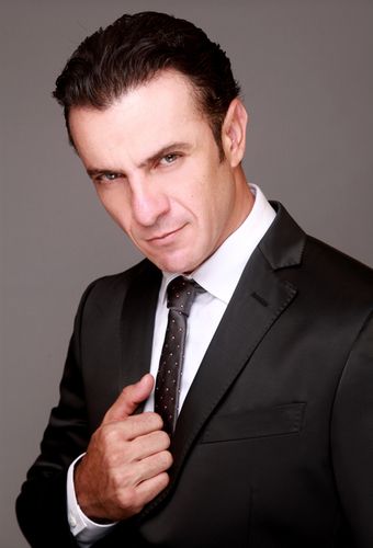 Alejandro Ávila - Professional Headshot