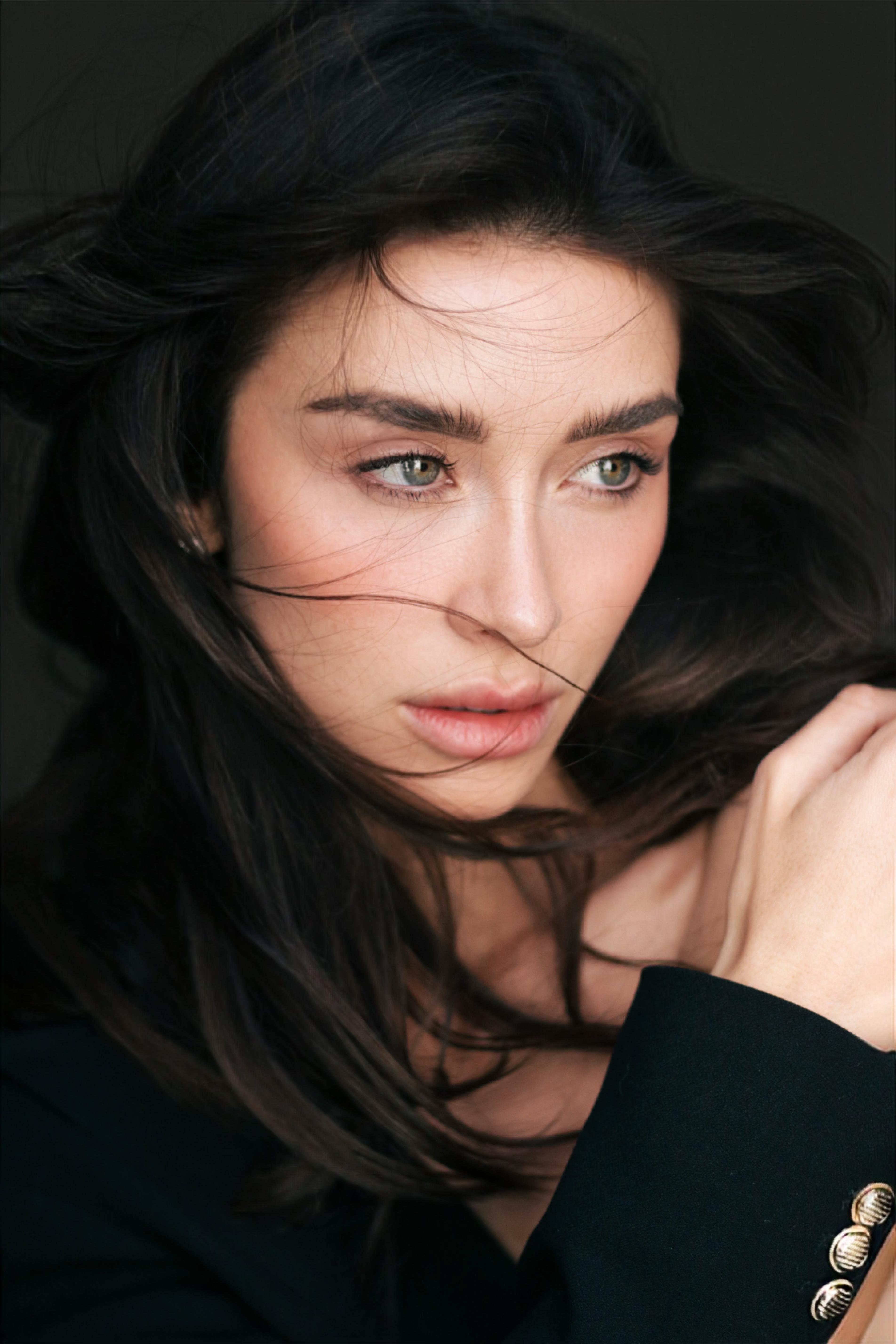 CLAUDIA BOUZA - Professional Headshot
