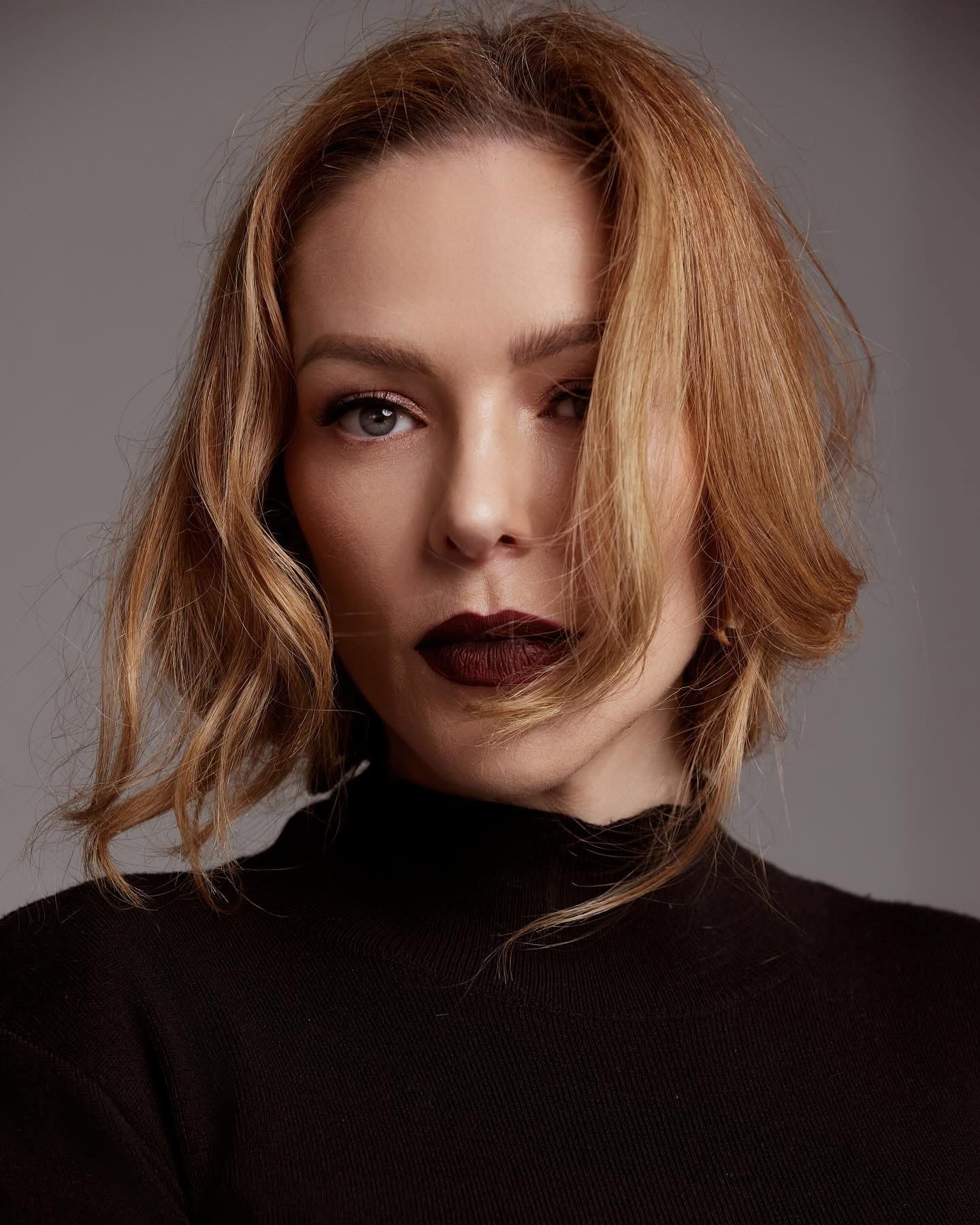 ERIKA DE LA ROSA - Professional Headshot