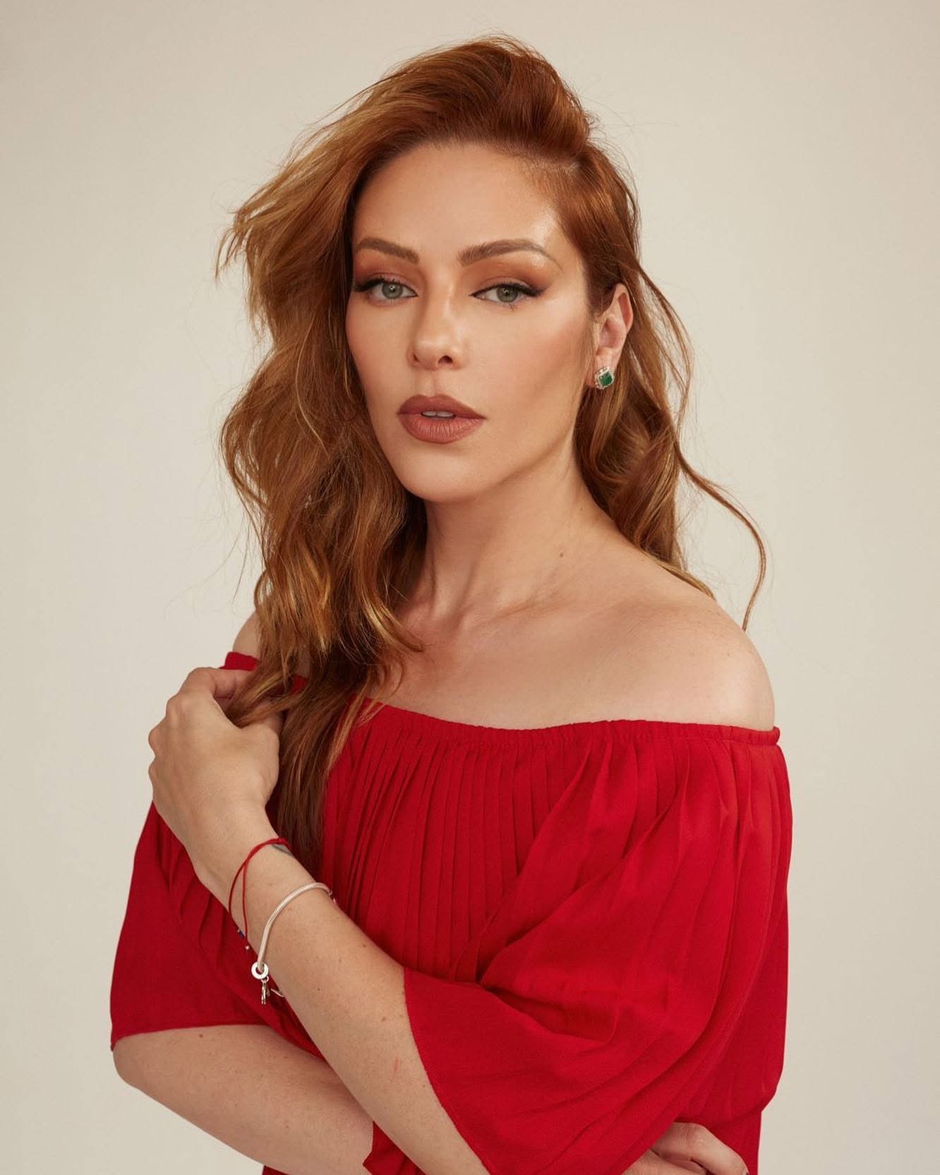 ERIKA DE LA ROSA - Professional Headshot